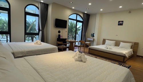 Family Room, Multiple Beds, Balcony, Garden View