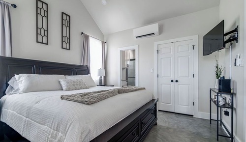 House, 1 King Bed, Hot Tub, Garden View (1472 W Live Oak - Unit 5)