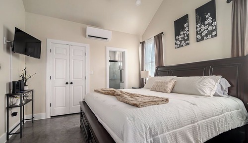 House, 1 King Bed, Hot Tub, Garden View (1472 W Live Oak - Unit 4)