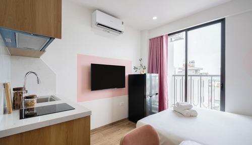 Studio, Balcony