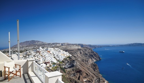 Honeymoon Suite with Caldera View And Private Tub