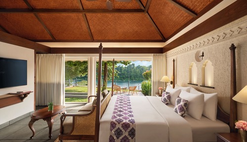 Luxury Room, 1 King Bed, River View (Hut)