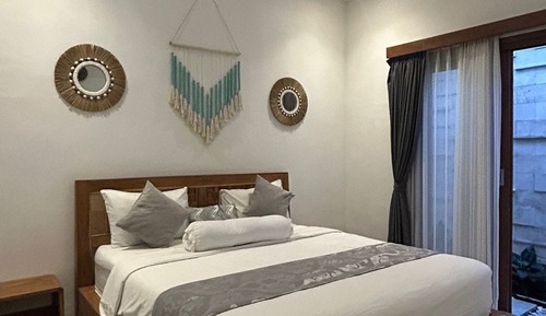 Deluxe Room, Bathtub, Pool View