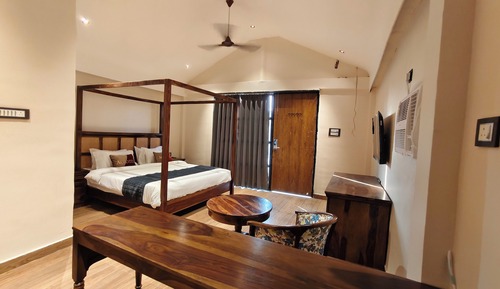 Premium Room, 1 King Bed, Pool View