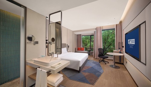1 King Standard Extra Floor Space