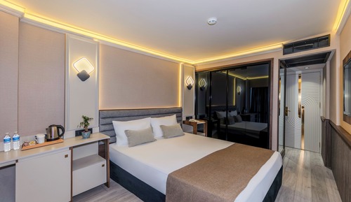 Deluxe Studio Suite, 1 Double Bed, City View