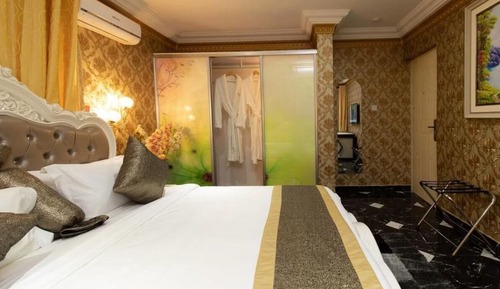 Deluxe Suite, Private Bathroom, Park View