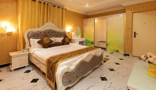 Executive Suite, 1 Queen Bed, Private Bathroom, Park View