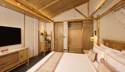 Villa, 1 King Bed, Pool View
