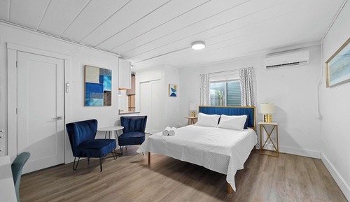 Studio, 1 Queen Bed, Patio, Garden View (Chic City Retreat 93G)