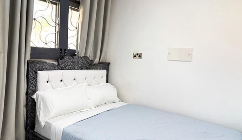 Single Room, 1 Double Bed, Private Bathroom, Garden View