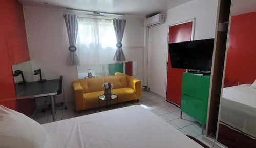 Deluxe Studio, 1 King Bed, Courtyard View