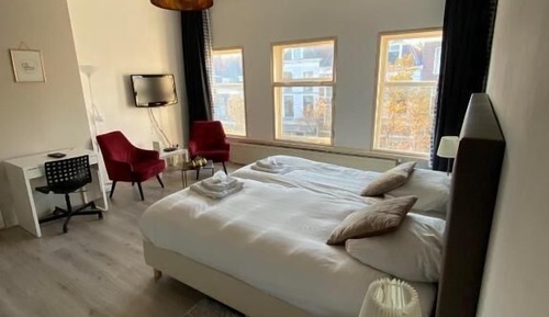 Basic Room, Canal View