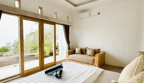 Comfort Room, Balcony