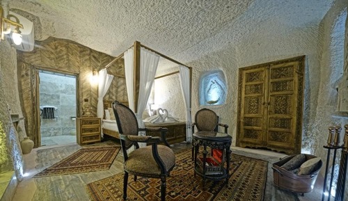 Cave Room with Jacuzzi