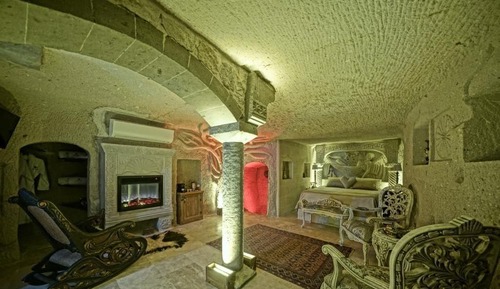 Cave Room with Wine Fountain and Bathtub