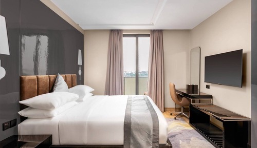 Deluxe Room, Roll-in Shower, City View