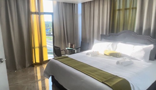 Superior Studio Suite, 1 King Bed, Hot Tub, Mountain View
