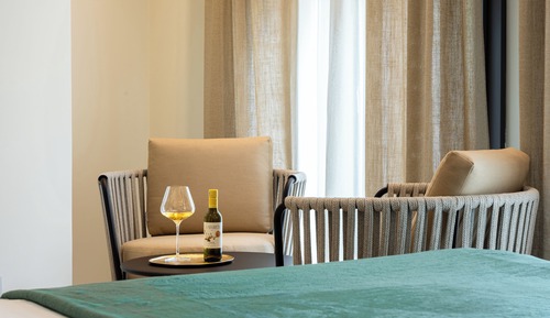 Design Suite, Partial Sea View