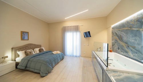 Deluxe Room, Balcony, Courtyard View