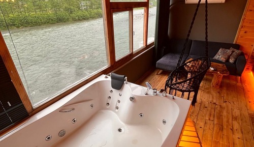 Comfort Room, River View