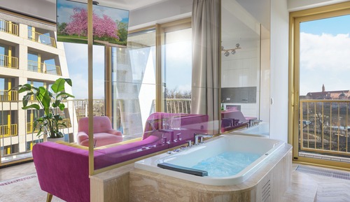 Suite with jacuzzi with river view