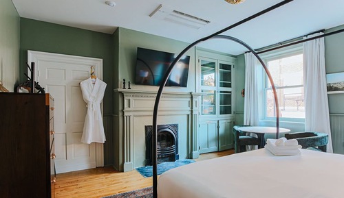 Deluxe Suite, Private Bathroom (Suite 3)