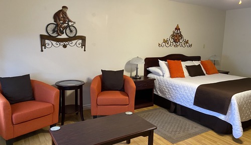 Suite, 1 King Bed (Main Floor)