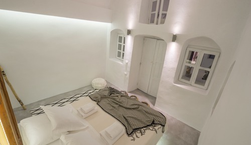 Sky Suite with indoor heated Jacuzzi & Caldera View