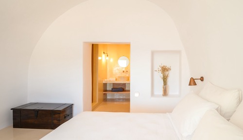 Tramonto Suite with Outdoor Heated Jacuzzi and Sunset View