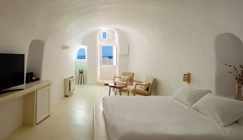 Aphrodite Suite with Outdoor heated Jacuzzi & Caldera View