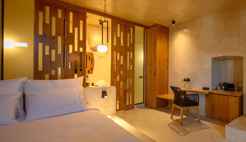 Aether Suite with Outdoor heated Jacuzzi & Caldera View