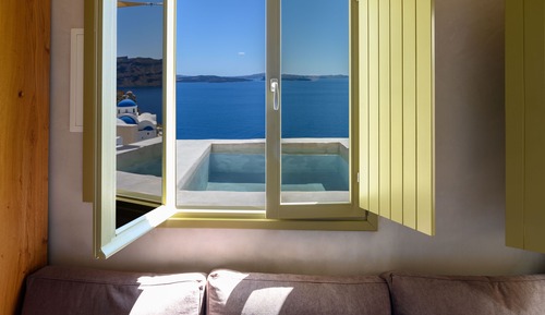 Avra Suite with Outdoor heated Jacuzzi & Caldera View