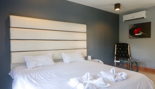Comfort Room, 1 King Bed, Balcony, Park View