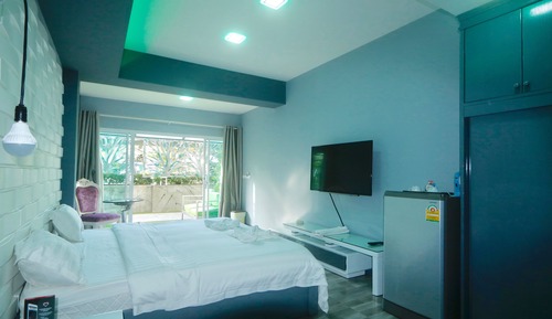 Elite Double Room, 1 King Bed, Pool Access, Poolside