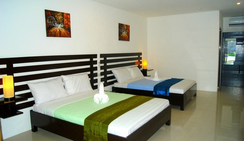 Family Room, 2 Queen Beds, Accessible, Pool View