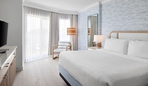 Studio Suite, 1 King Bed with Sofa bed, Balcony (Mobility Accessible, Roll-In Shower)