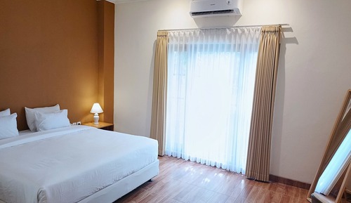 Deluxe Double Room, 1 King Bed, Pool Access, Pool View