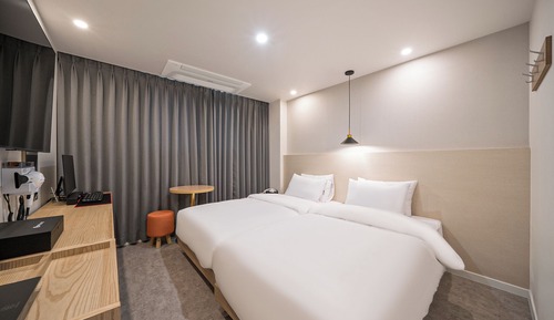 Twin Room, Multiple Beds, Non Smoking, Private Bathroom (Self Check-in)