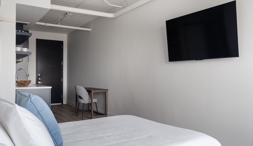 Deluxe Queen Studio (Self Check-in with Virtual Front Desk)