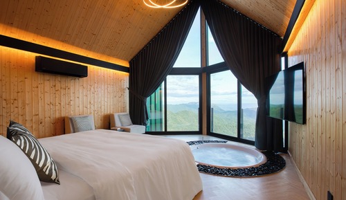 Honeymoon Suite