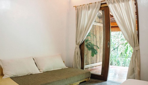 Lokal Cottage Room
