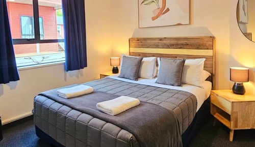 Queen Bed w/ shared bathroom