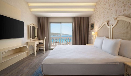 Junior Suite, 1 King Bed with Sofa bed, Sea View
