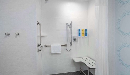 Room, 2 Queen Beds, Accessible (Roll-In Shower)