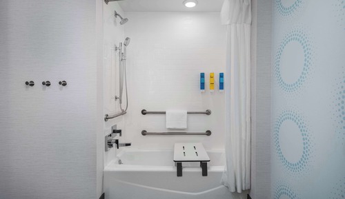 Room, 2 Queen Beds, Accessible, Bathtub
