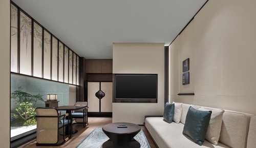 Lakefront pool deluxe room - King