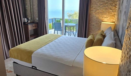 Comfort Suite, 1 Queen Bed, Sea View