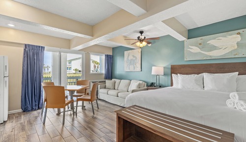Studio King w/ Sofa Sleeper Beach Front
