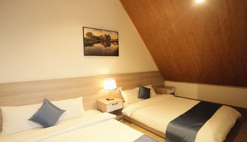 Signature Quadruple Room, Hill View